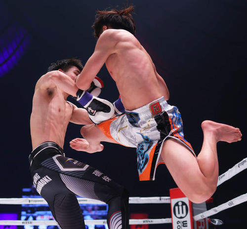 3回、笠原（左）に飛び蹴りを見舞う那須川龍（撮影・河田真司）