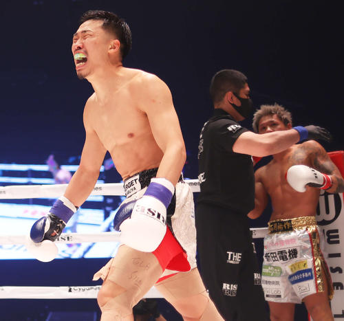 1回、1回、石月（奥）にTKO勝利する常陸（撮影・河田真司）