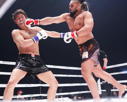 1回、南原（左）に強烈なパンチを見舞うカルリ・ギブレイン（撮影・河田真司）