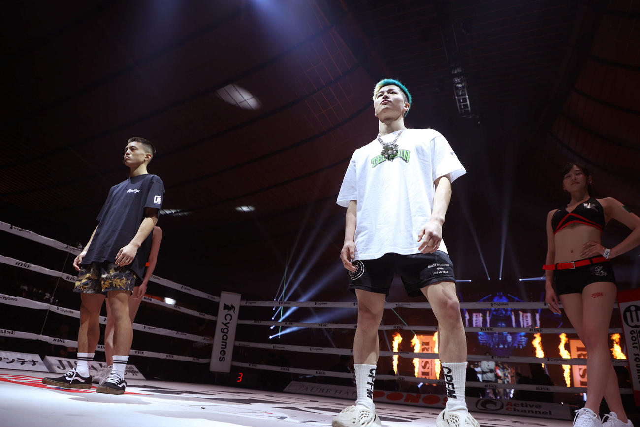 RISE ELDORADO2022オープニングで入場する那須川天心（右）と風音（撮影・河田真司）