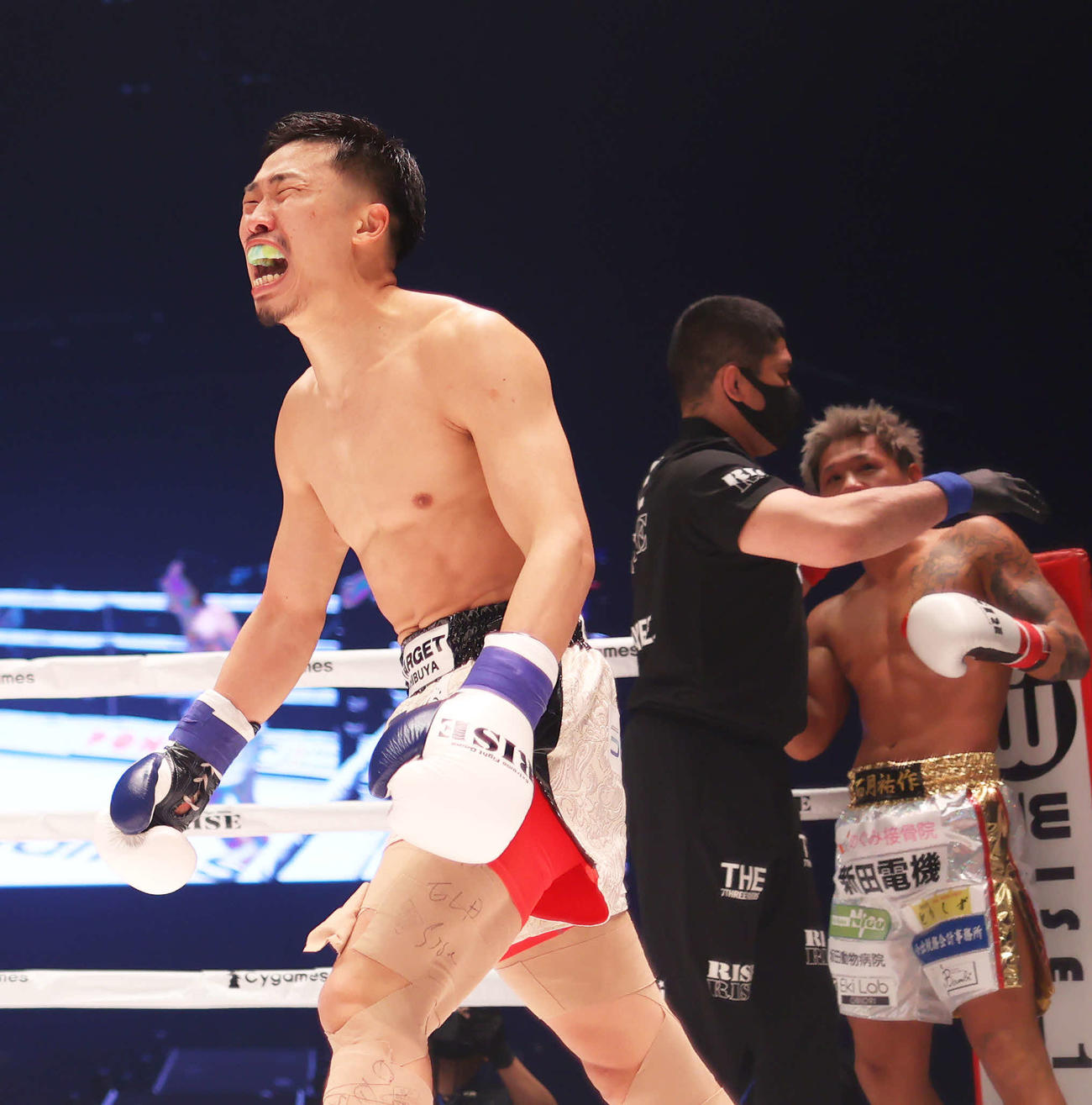 1回、1回、石月（奥）にTKO勝利する常陸（撮影・河田真司）