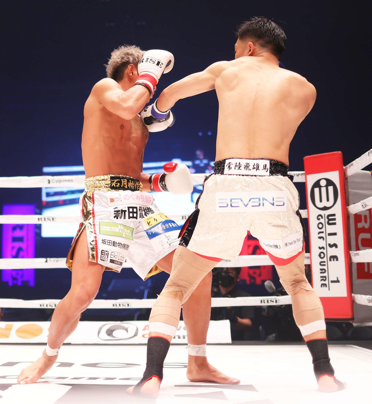 1回、石月（左）にパンチを見舞う常陸（撮影・河田真司）
