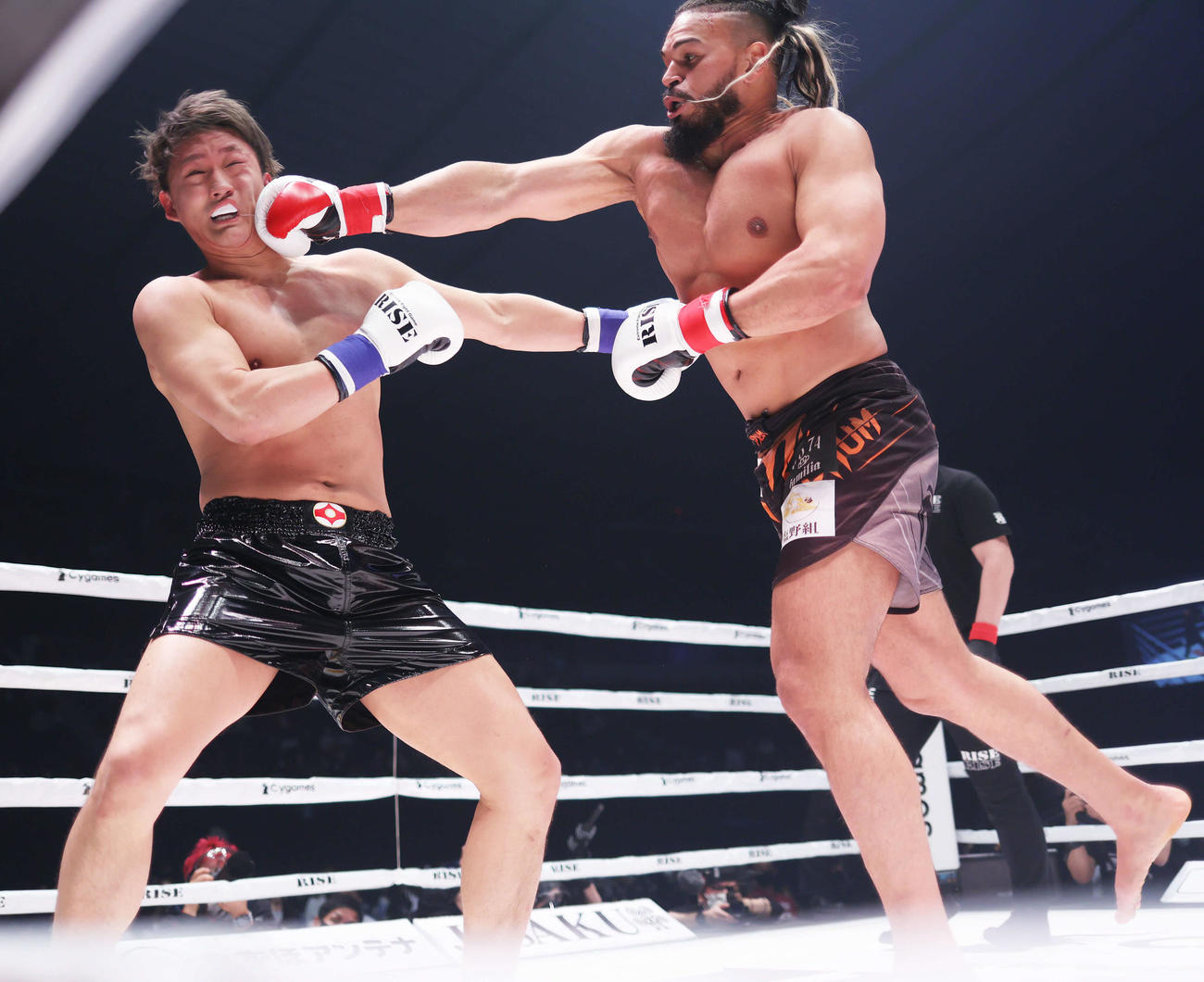 1回、南原（左）に強烈なパンチを見舞うカルリ・ギブレイン（撮影・河田真司）