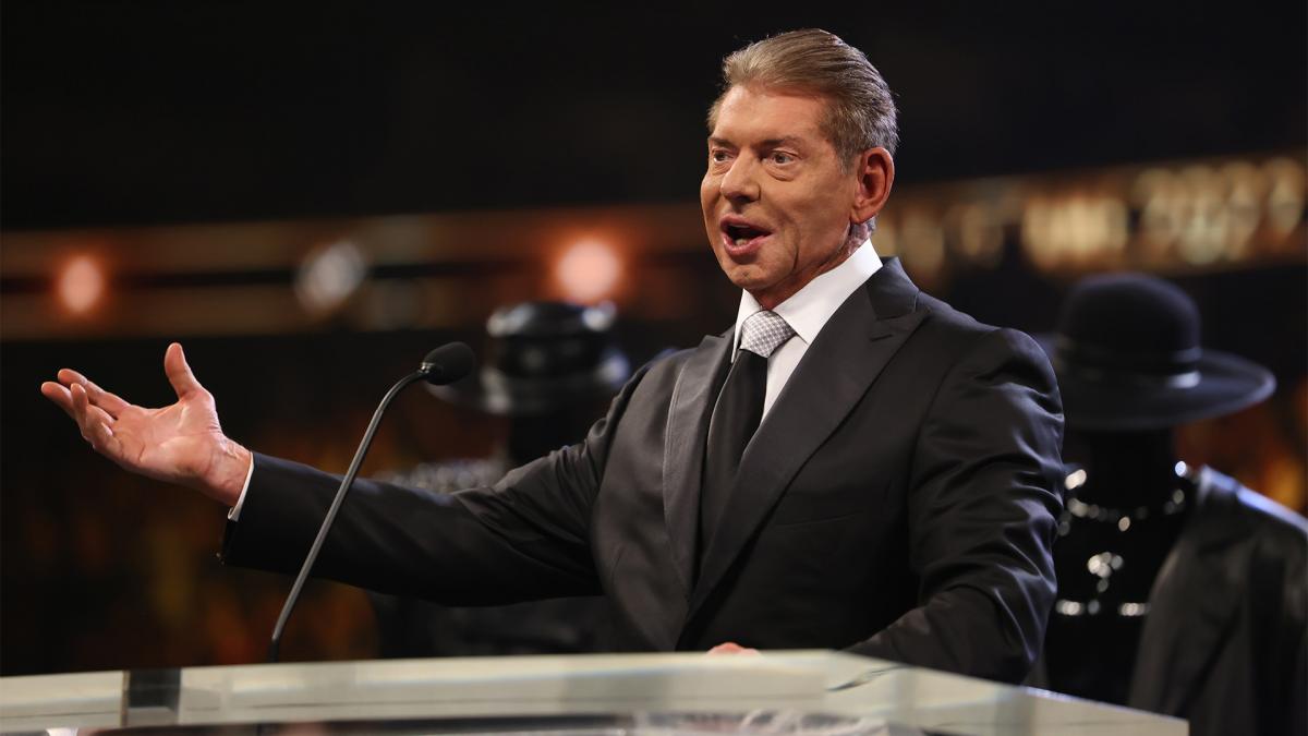 22年WWE殿堂入り式典でジ・アンダーテイカーを会場に呼び入れたWWEビンス・マクマホン会長（C）2022 WWE, Inc. All Rights Reserved.