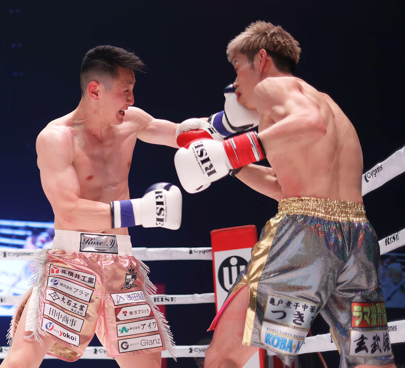3回、山田（左）は直樹にパンチを見舞いKO勝利する（撮影・河田真司）