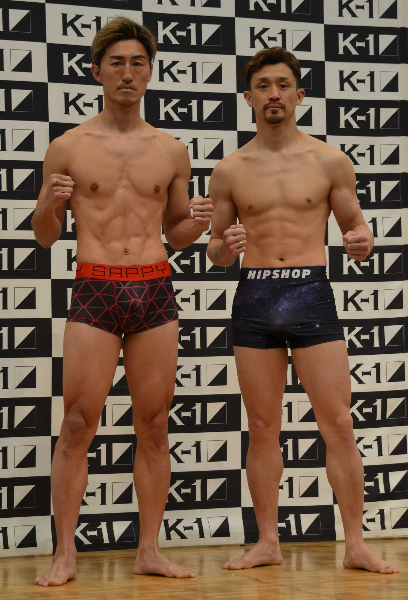 K－1スーパーライト級タイトル戦前日計量で仕上がった体を見せる王者・山崎秀晃（左）と挑戦者の大和哲也（撮影・吉池彰）