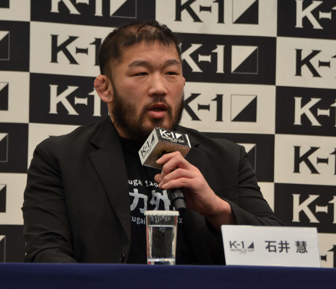 会見で静かに闘志を燃やす石井慧（撮影・吉池彰）