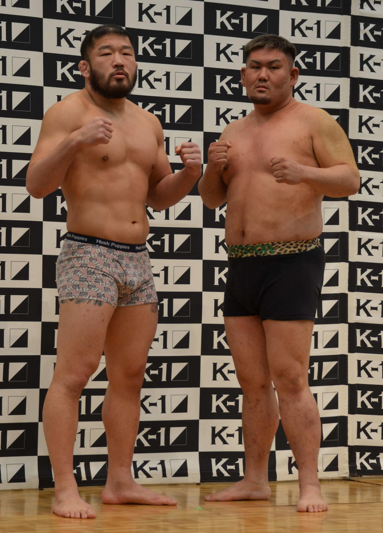 1回戦で対戦する2人。計量で112・45キロの石井慧（左）と126・75キロの実方宏介（撮影・吉池彰）