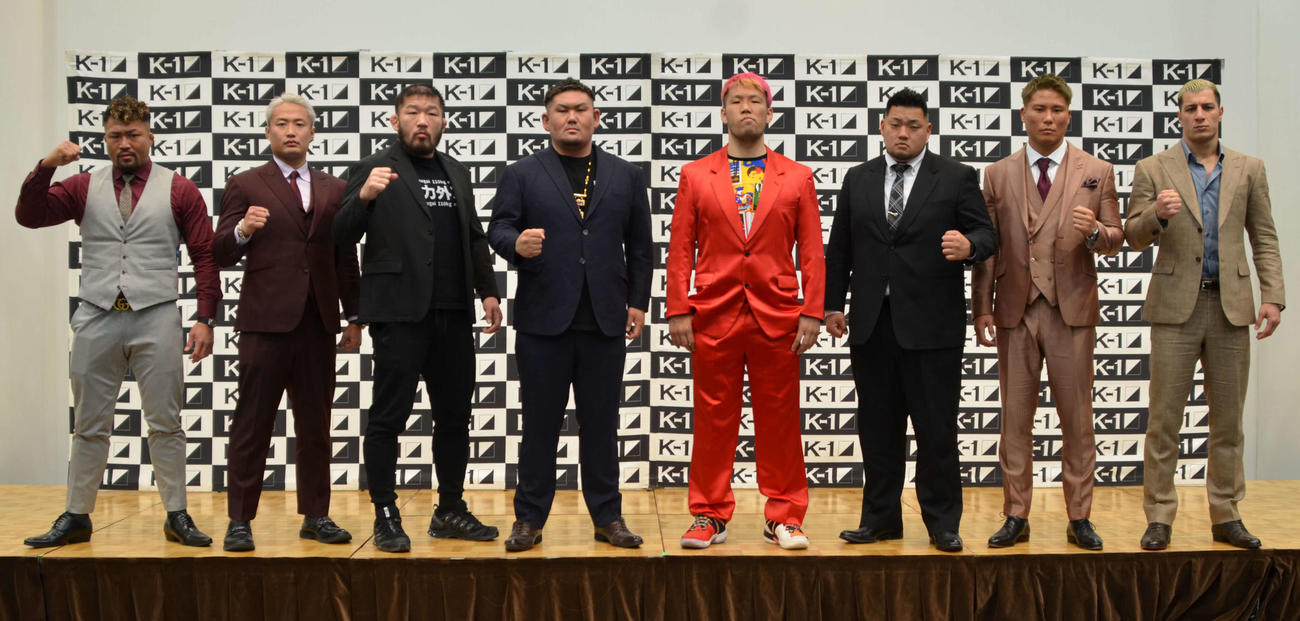 K－1無差別級トーナメント出場8選手。左から3人目が石井慧、同4人目が実方宏介、同5人目が京太郎（撮影・吉池彰）