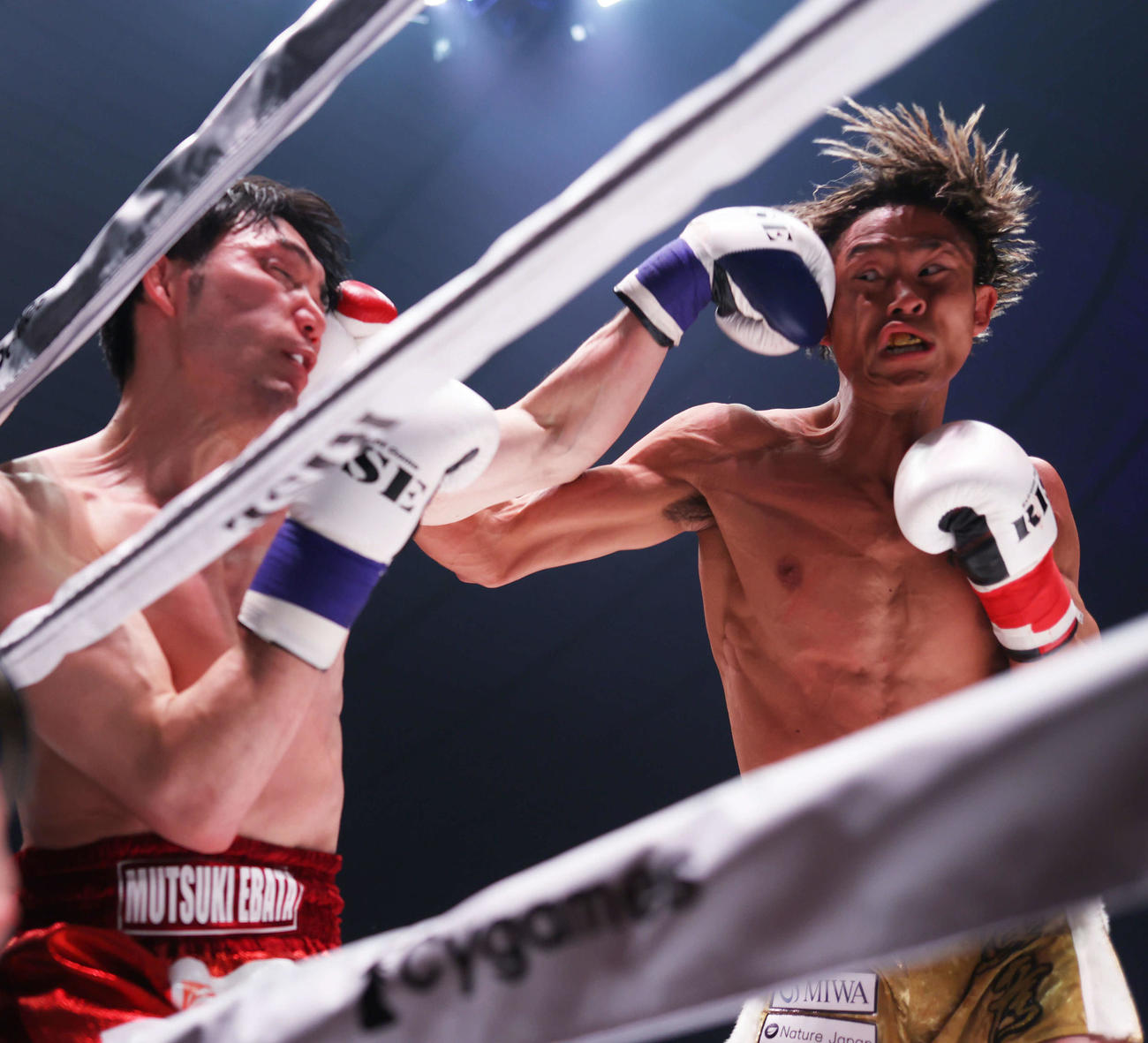 4回、競り合う江幡睦（左）と鈴木（撮影・河田真司）