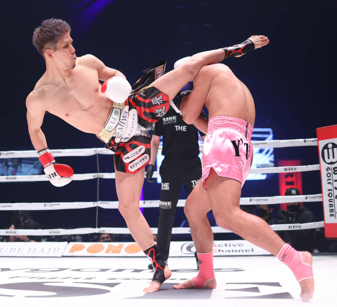 1回、原口（左）はロンペット・Y’ZD GYMに回し蹴りを見舞う（撮影・河田真司）