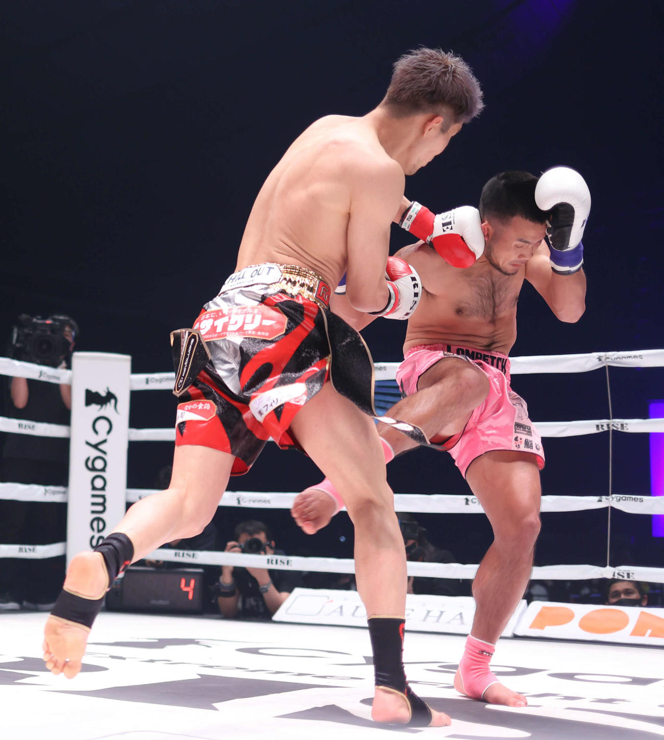 1回、原口（左）はロンペット・Y’ZD GYMにパンチを見舞う（撮影・河田真司）