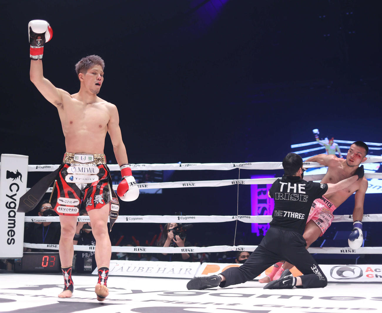 1回、原口（左）はロンペット・Y’ZD GYMにKO勝利する（撮影・河田真司）