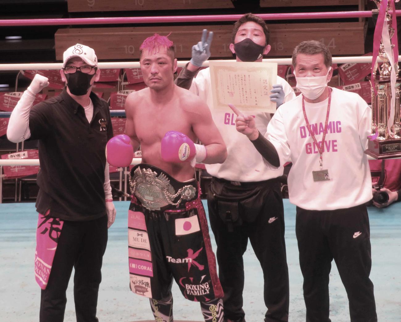 所属ジムの柳光会長（左端）らセコンド陣と勝利を分かち合う日本スーパーウエルター級新王者川崎（同２番目）