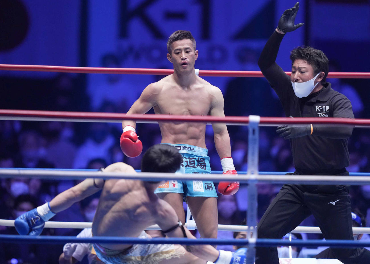 第8試合　狂拳”竹内裕二対SATORU成合　2回、SATORU成合（左）からダウンを奪いKO勝ちを収めた“狂拳”竹内（撮影・小沢裕）