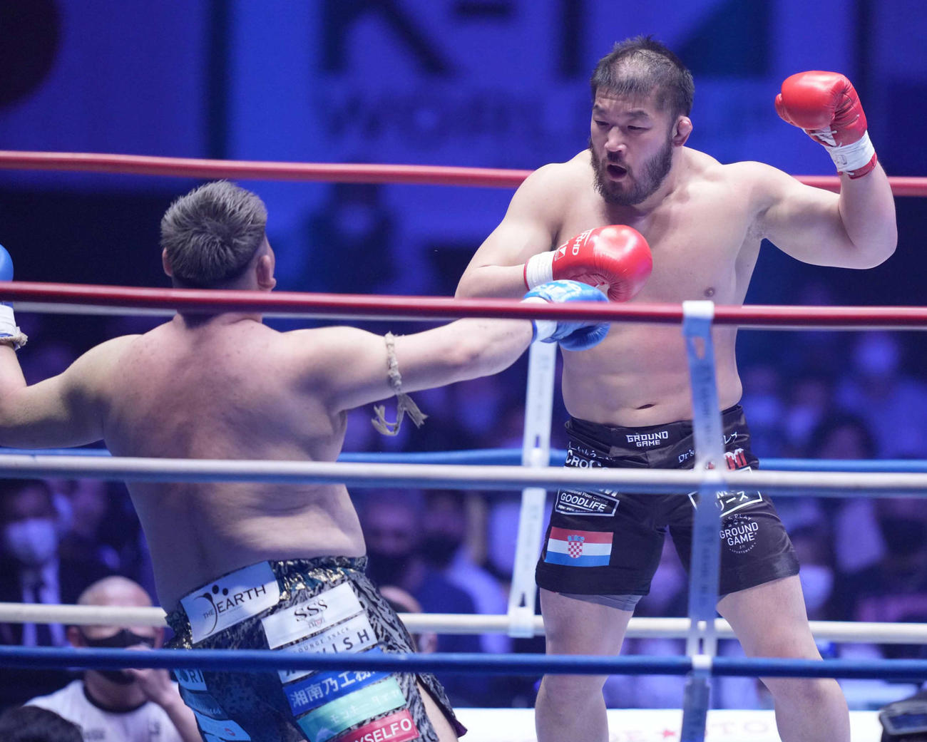 石井対実方　2回、石井は実方（左）からダウンを奪う（撮影・小沢裕）