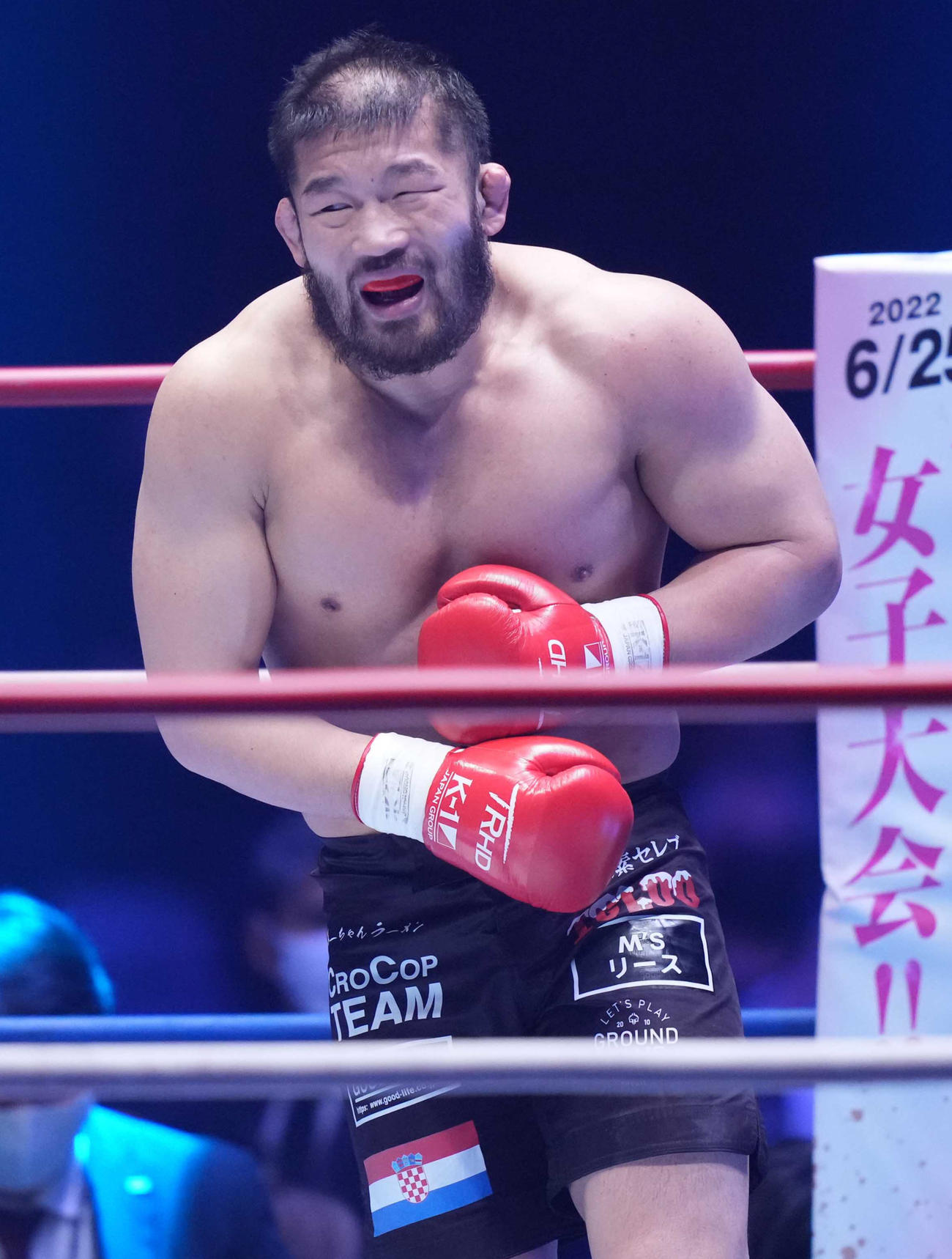 石井対実方　KO勝ちを収めた石井は胸の辺りを押さえ苦悶（くもん）の表情を見せる（撮影・小沢裕）
