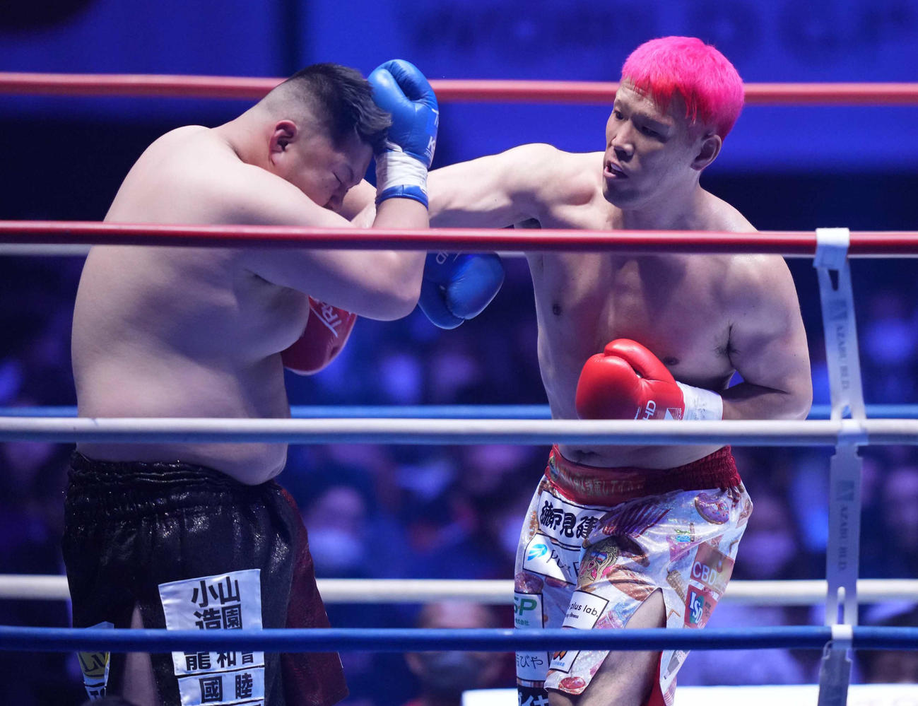 京太郎対坂本　2回、坂本（左）にパンチを放つ京太郎（撮影・小沢裕）