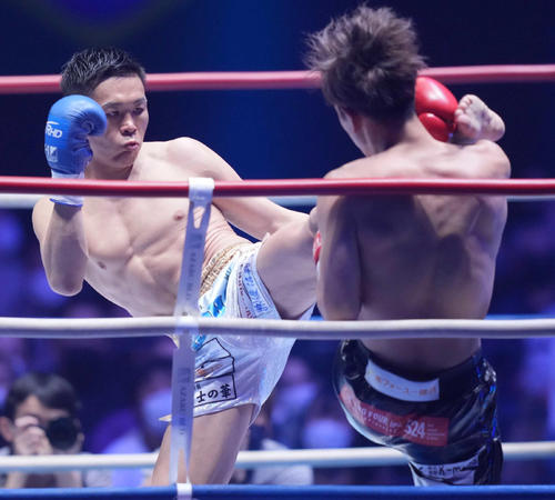 第7試合　林対鈴木　1回、林（右）にハイキックを見舞う鈴木（撮影・小沢裕）