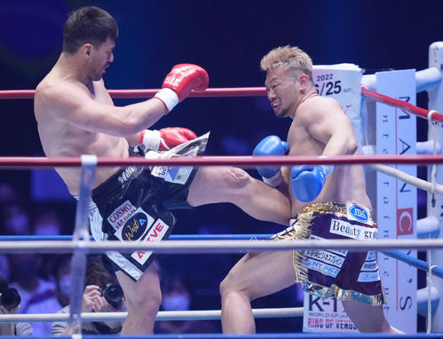 加藤久輝対愛鷹亮　2回、愛鷹（右）にキックを放つ加藤（撮影・小沢裕）