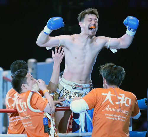 第19試合　山崎対大和　1回TKO勝ちを収め雄たけびを上げる大和（撮影・小沢裕）