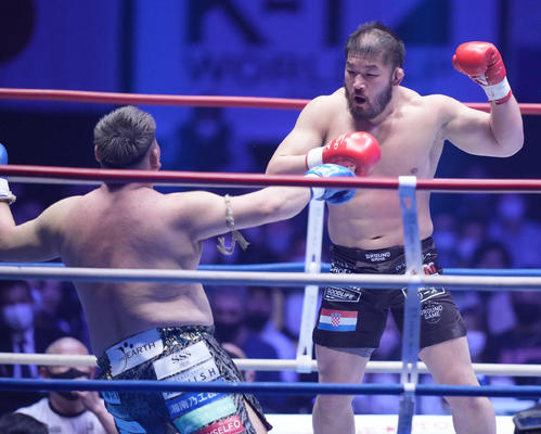 石井対実方　2回、石井は実方（左）からダウンを奪う（撮影・小沢裕）