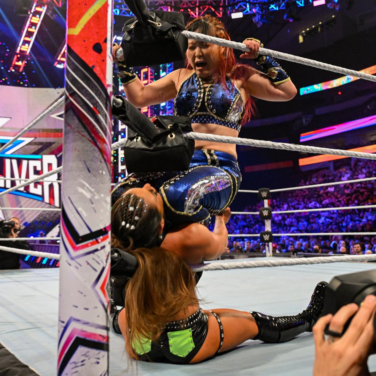NXT女子王者ローズ（左）にダブルニーを突き刺す紫雷(C)2022 WWE, Inc. All Rights Reserved.