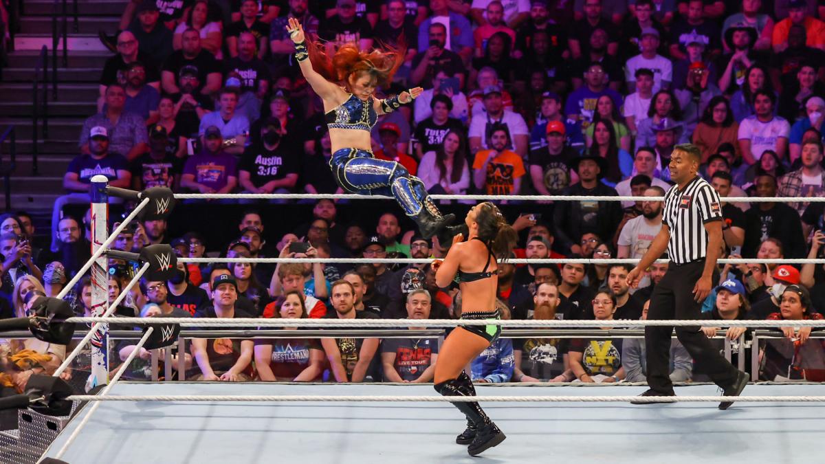 NXT女子王者ローズ（中央）にミサイルキックを放った紫雷(C)2022 WWE, Inc. All Rights Reserved.