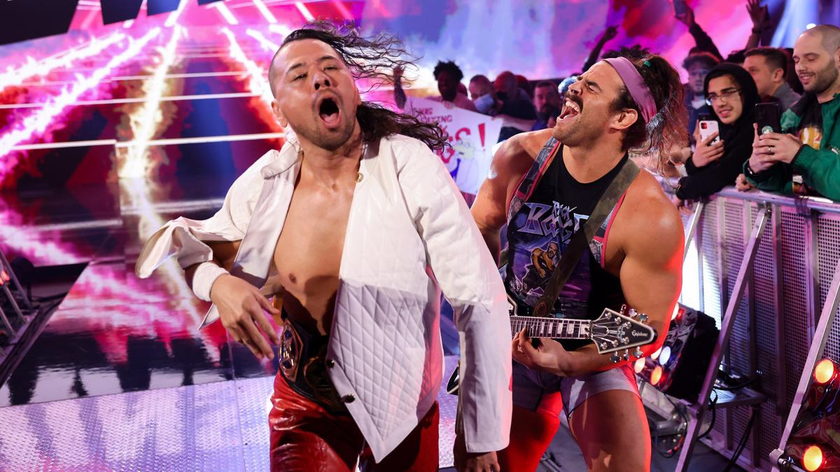 中邑真輔（左）とパートナーのリック・ブーグス（C）2022 WWE, Inc. All Rights Reserved.