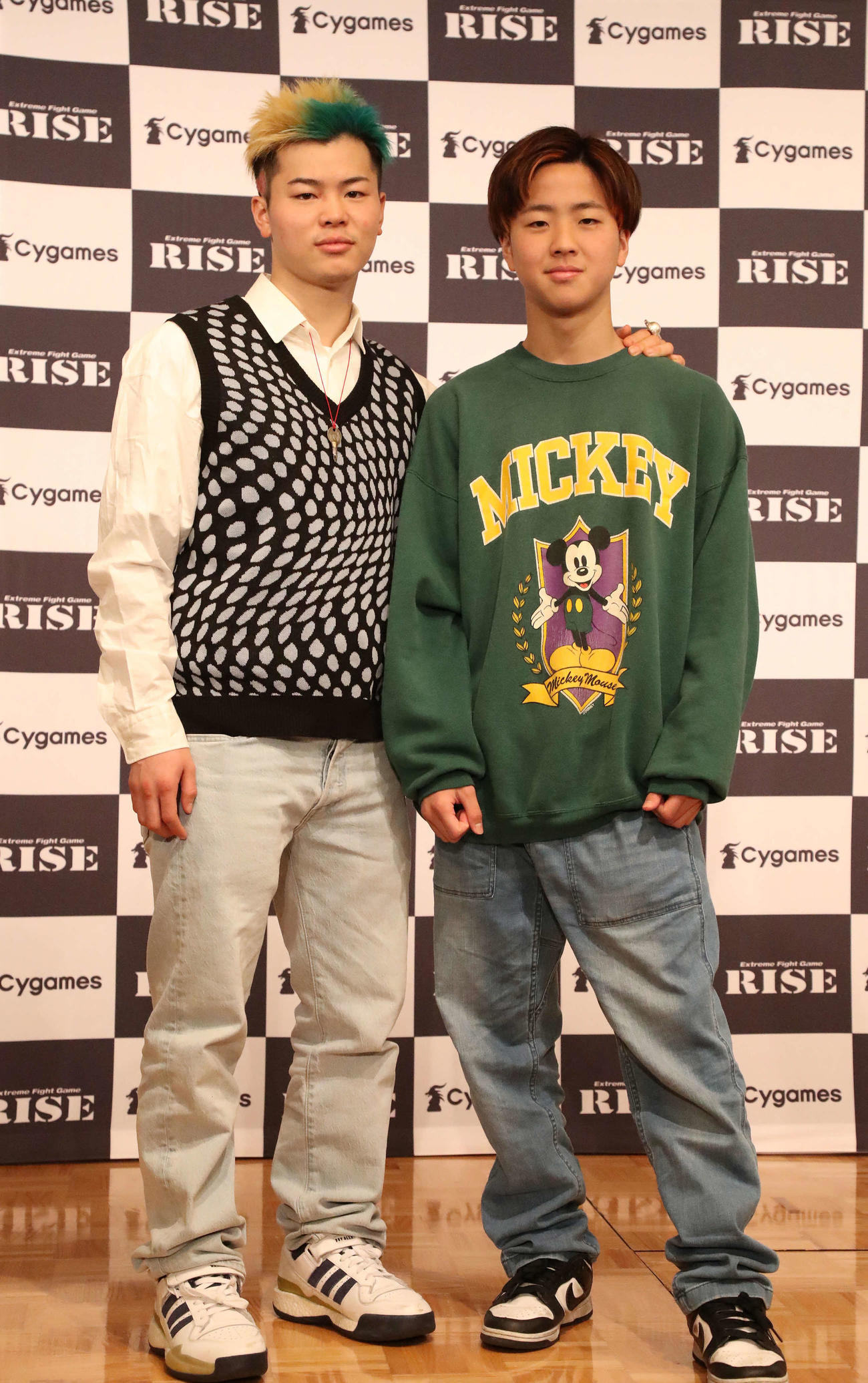 RISE卒業試合から一夜明け、弟の龍心（右）と写真に納まる那須川天心（撮影・丹羽敏通）