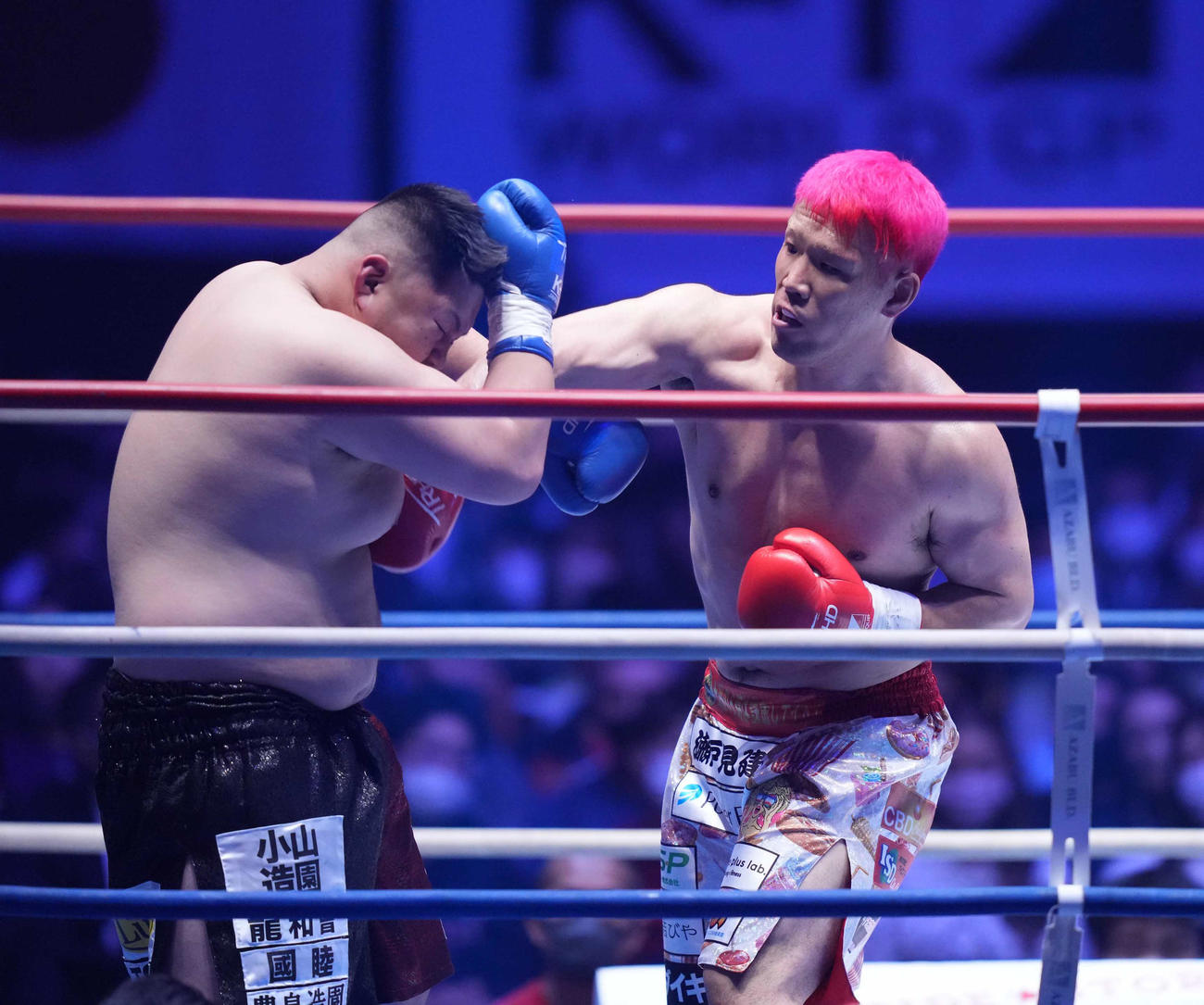 京太郎対坂本　2回、坂本（左）にパンチを放つ京太郎（撮影・小沢裕）