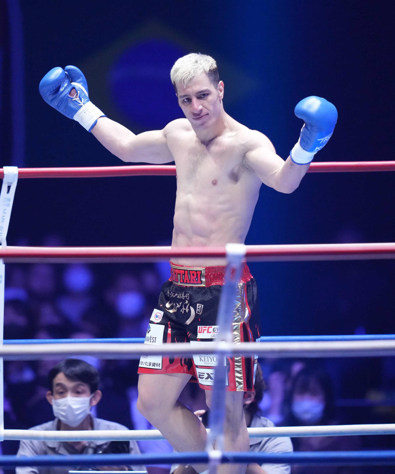 第5試合　KーJee対マハムード・サッタリ　1回KO勝ちを収め観客に声援をあおるサッタリ（撮影・小沢裕）