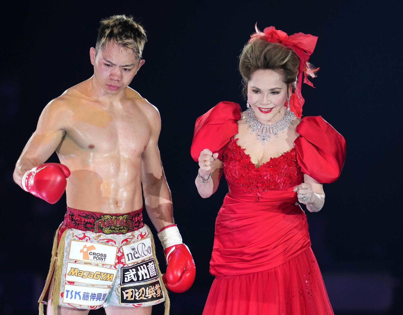 K－1 WORLD GP 2022 JAPAN～K'FESTA.5～でK－1スペシャルラウンドガールを務めたデヴィ夫人（右）は第6試合を制した不可思と記念撮影に臨む（撮影・小沢裕）