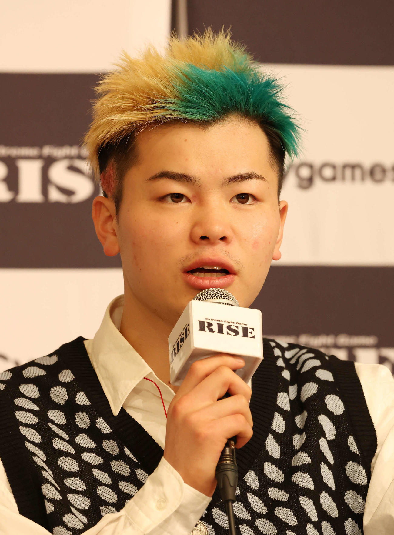RISE卒業試合から一夜明けて、記者会見をする那須川天心（撮影・丹羽敏通）
