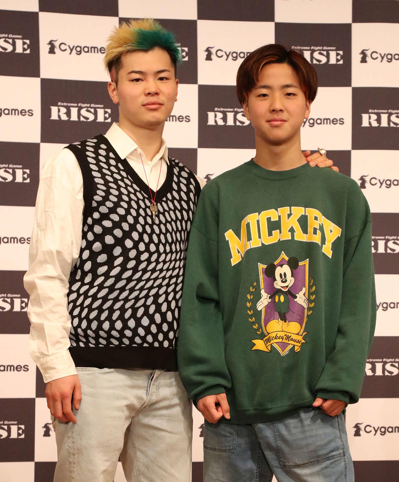 RISE卒業試合から一夜明け、弟龍心（右）と写真に納まる那須川天心（撮影・丹羽敏通）