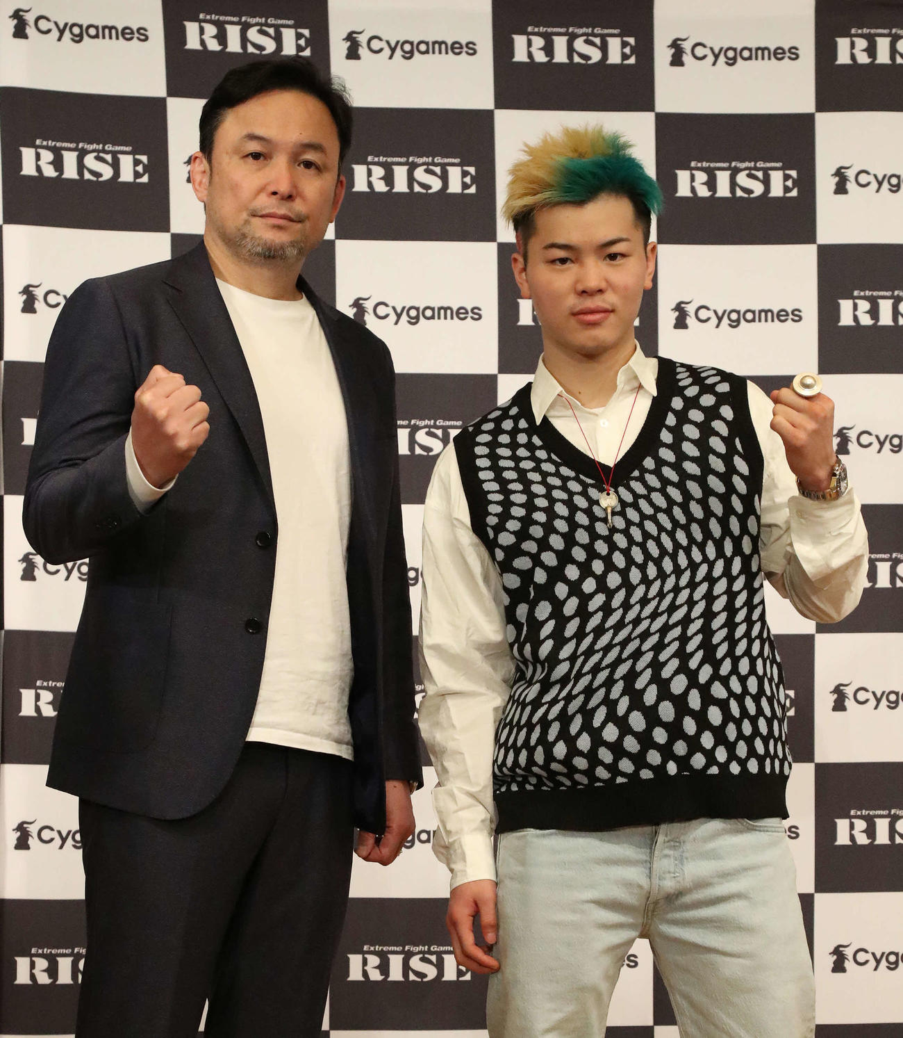 RISE卒業試合から一夜明けRISEの伊藤代表（左）と写真に納まる那須川天心（撮影・丹羽敏通）