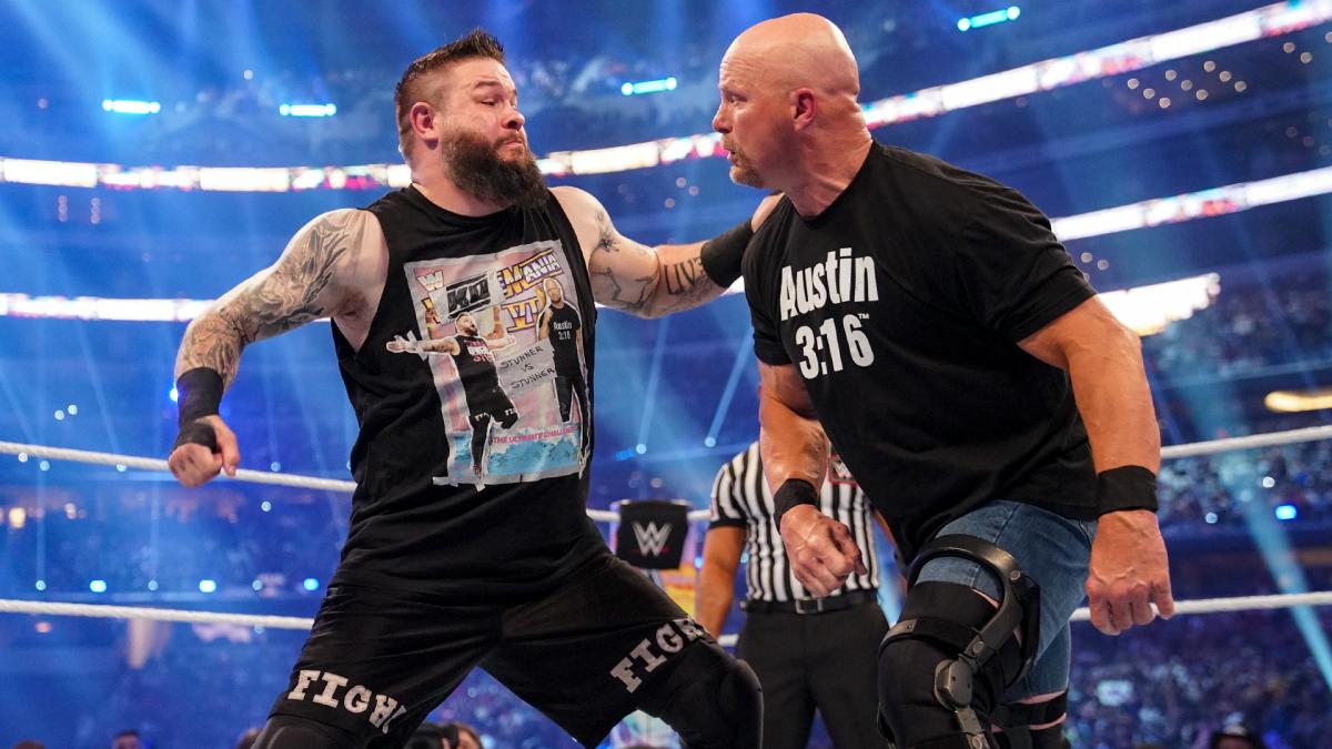 オーエンズ（左）とリング上で激しい攻防を繰り広げたオースチン（C）2022 WWE, Inc. All Rights Reserved.