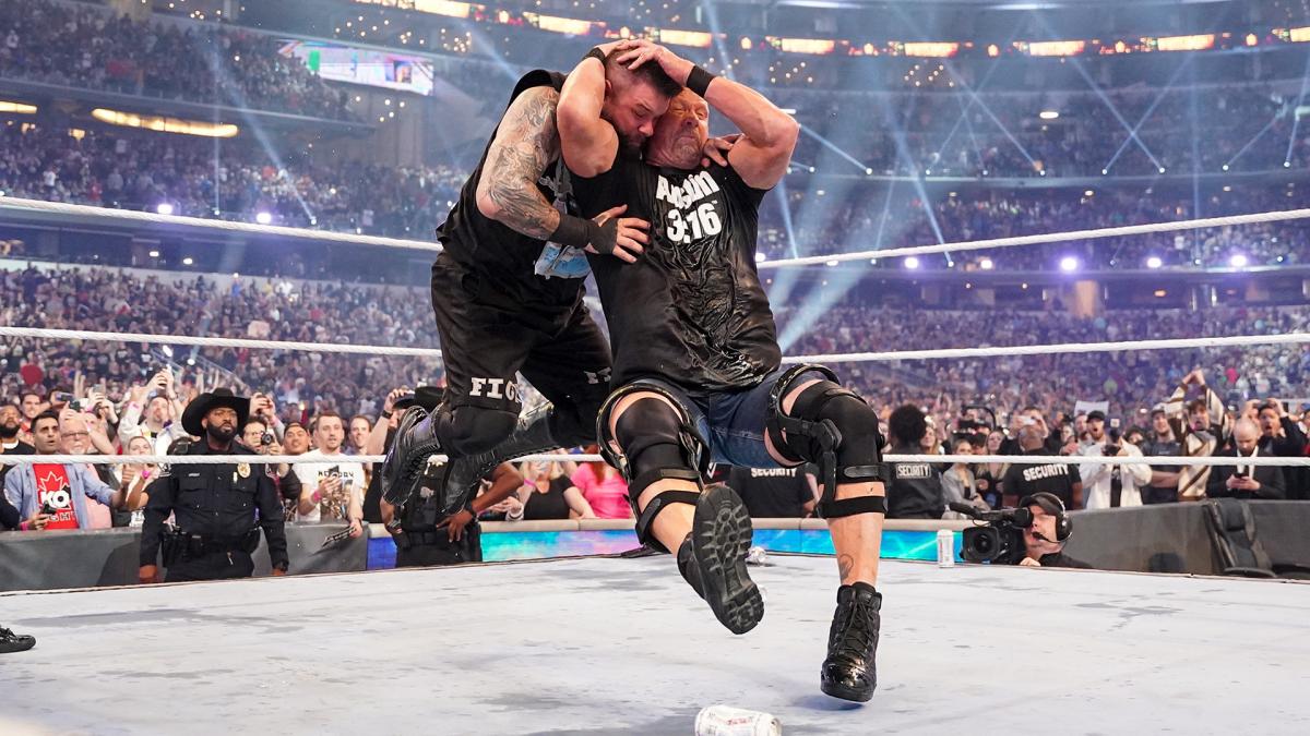 オーエンズ（左）にスタナーを成功させたオースチン（C）2022 WWE, Inc. All Rights Reserved.