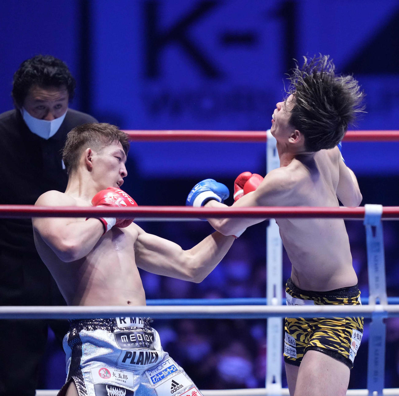 第18試合　野杁対加藤　2回、左アッパーで加藤（右）からダウンを奪いKO勝ちを収めた野杁（撮影・小沢裕）
