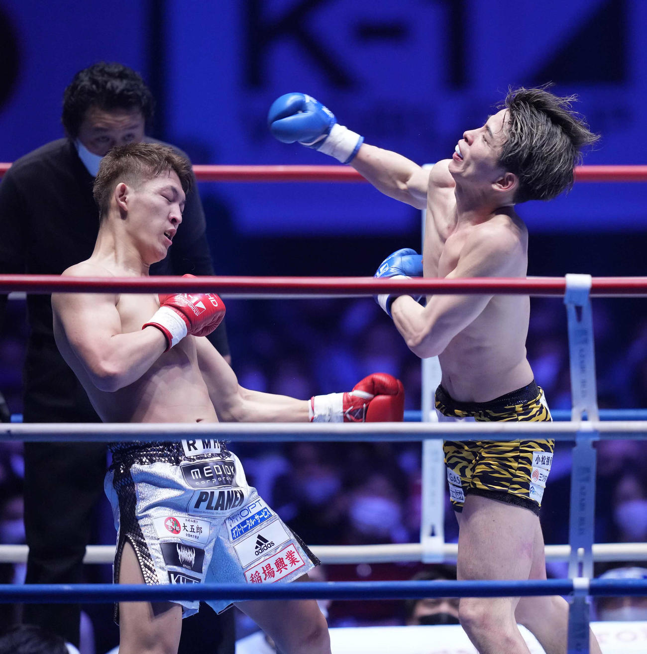 第18試合　野杁対加藤　2回、左アッパーで加藤（右）からダウンを奪いKO勝ちを収めた野杁（撮影・小沢裕）