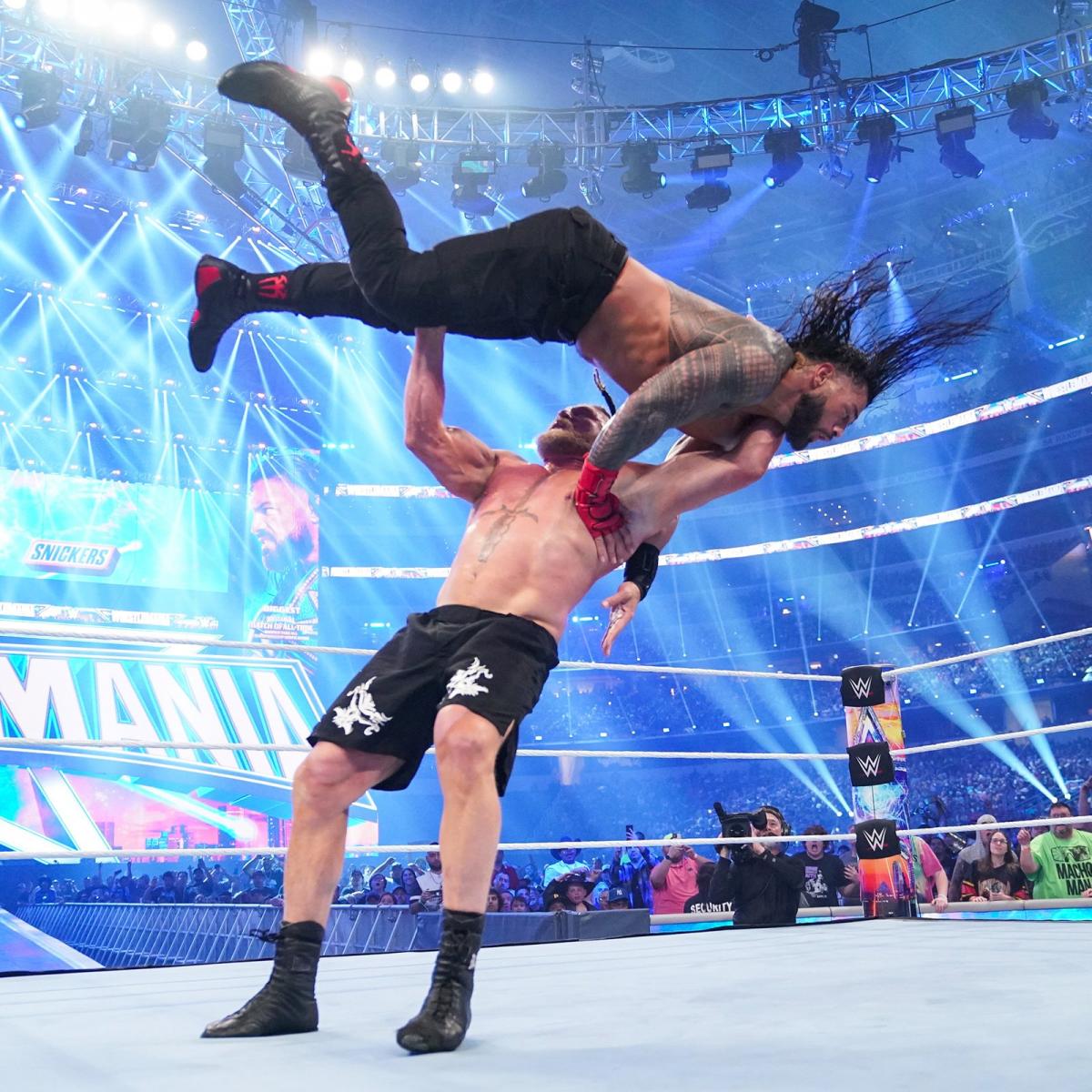 レインズ（上）をF5で投げ飛ばすレスナー（C）2022 WWE, Inc. All Rights Reserved.
