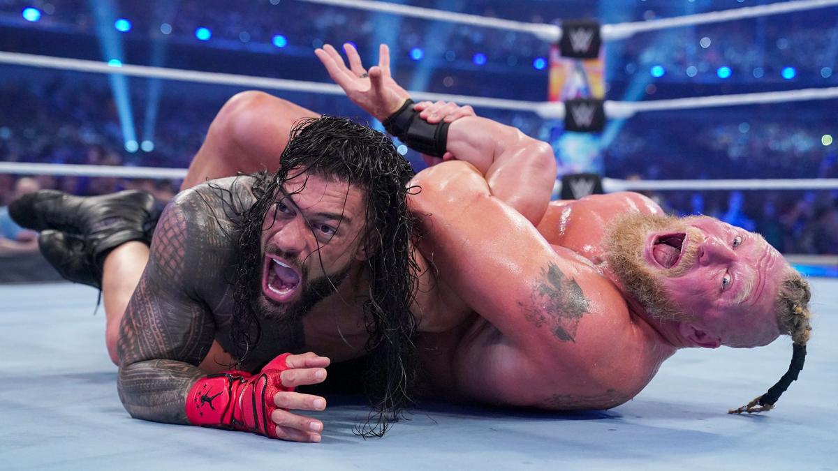 キムラロックでレインズ（左）を追い詰めたレスナー（C）2022 WWE, Inc. All Rights Reserved.