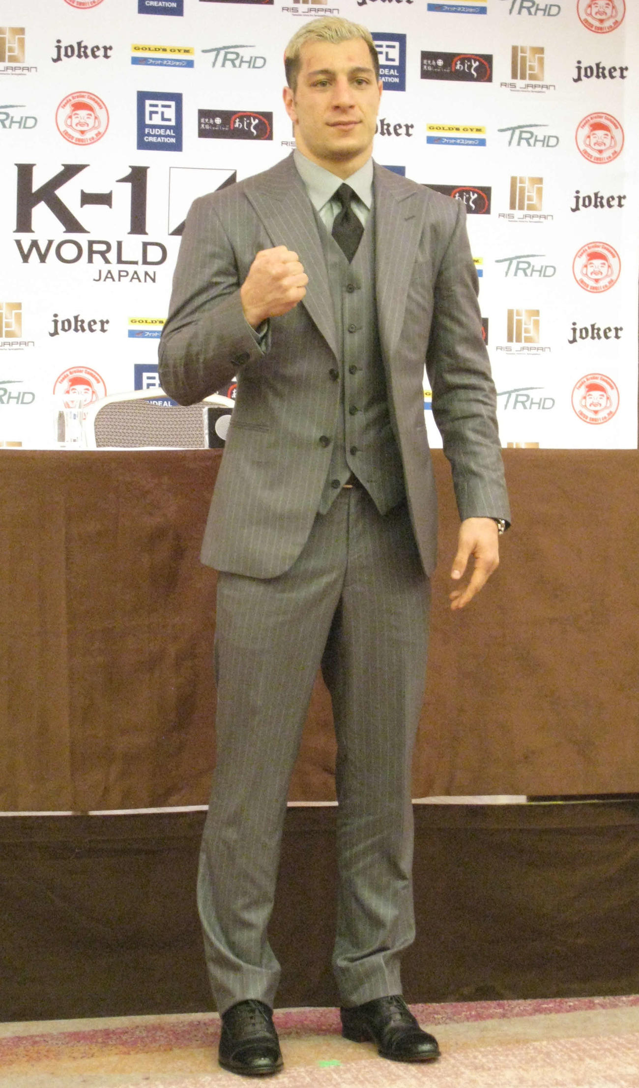 K－1無差別級トーナメントを制し、一夜明け会見に臨むマハムード・サッタリ（撮影・吉池彰）