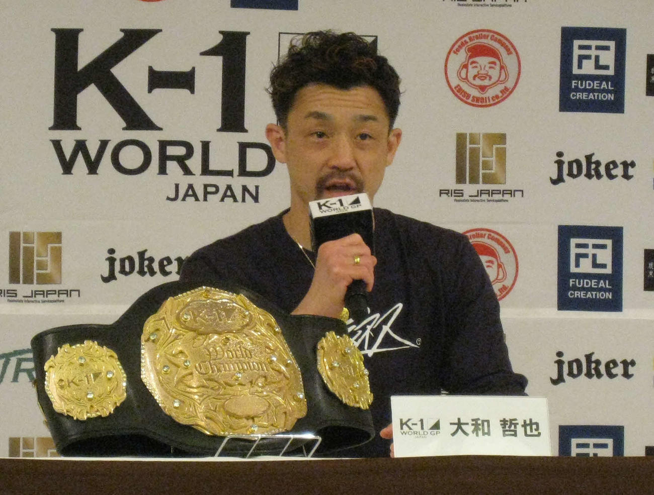K－1スーパーライト級新王者として会見する大和哲也（撮影・吉池彰）