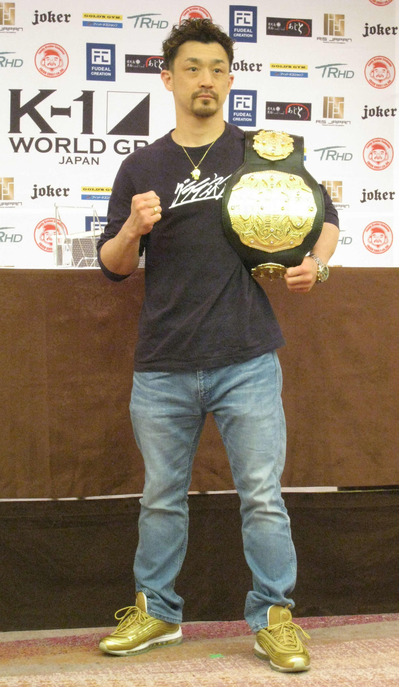 悲願のK－1ベルトを肩に一夜明け会見場に現れた新王者の大和哲也（撮影・吉池彰）
