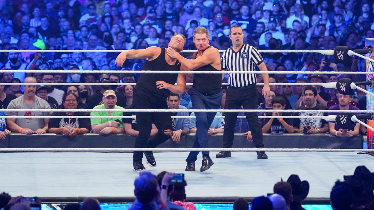 元NFL選手のマカフィー（左）と対戦したWWEマクマホン会長（C）2022 WWE, Inc. All Rights Reserved.