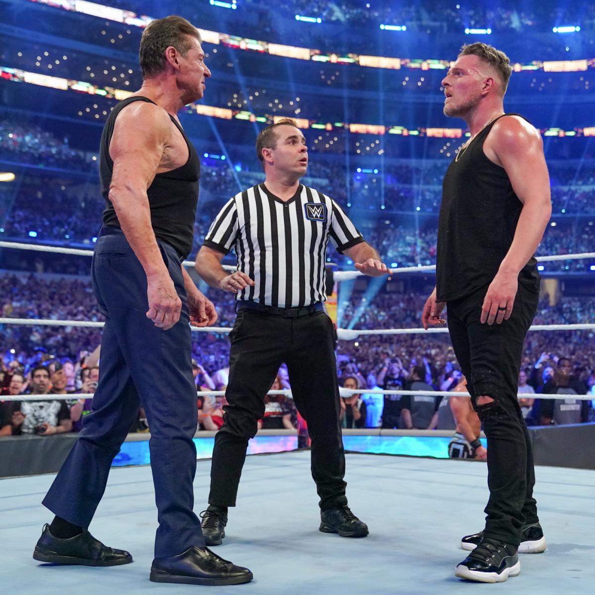 12年ぶりの公式試合で元NFLスターのマカフィー（右端）と対戦したWWEマクマホン会長（C）2022 WWE, Inc. All Rights Reserved.