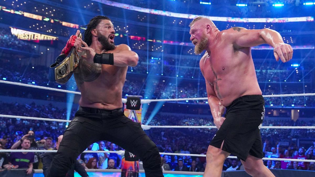 レスナー（右）をベルトで殴打するレインズ（C）2022 WWE, Inc. All Rights Reserved.
