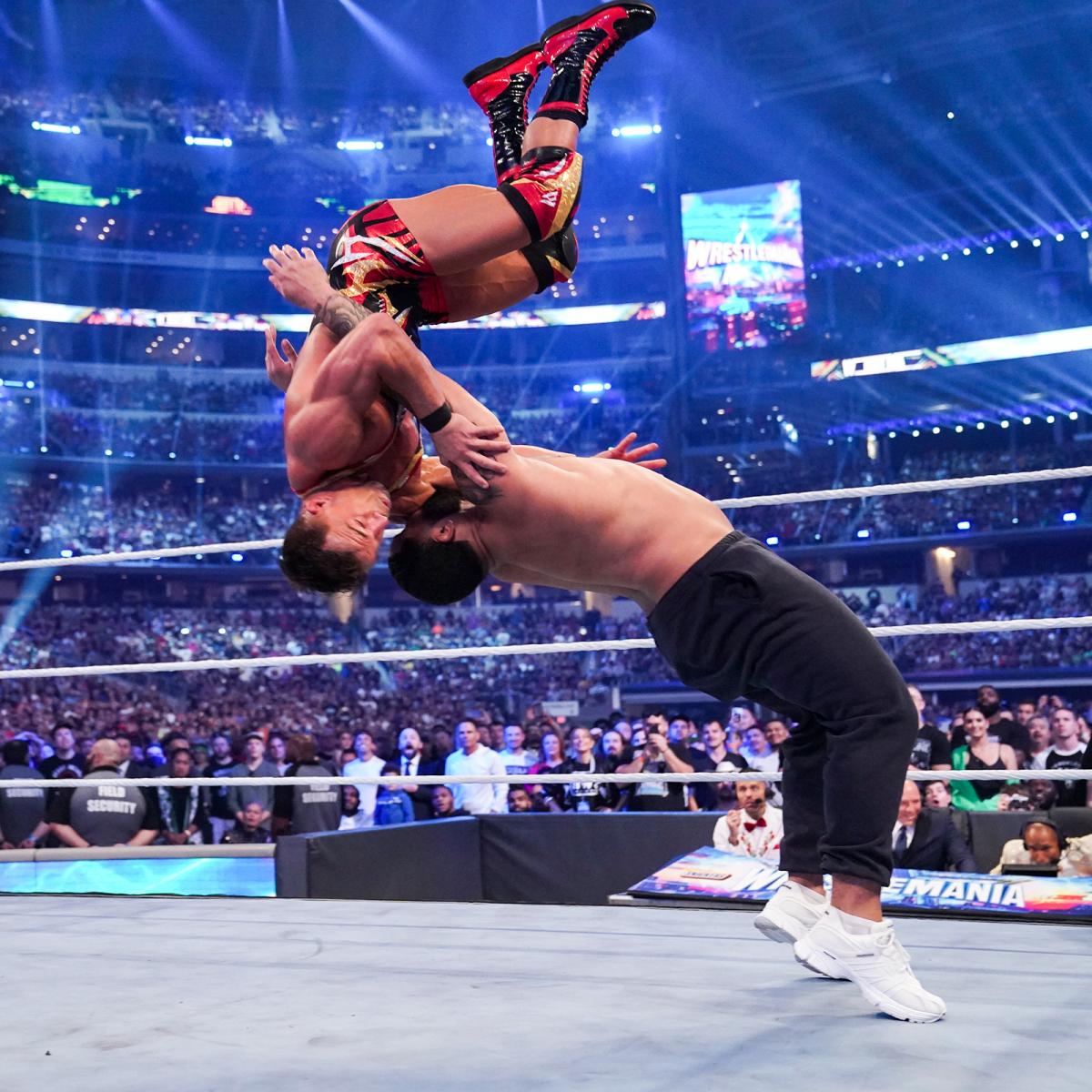 ゲイブル（上）を投げ飛ばした五輪金メダルのスティーブンソン（C）2022 WWE, Inc. All Rights Reserved.