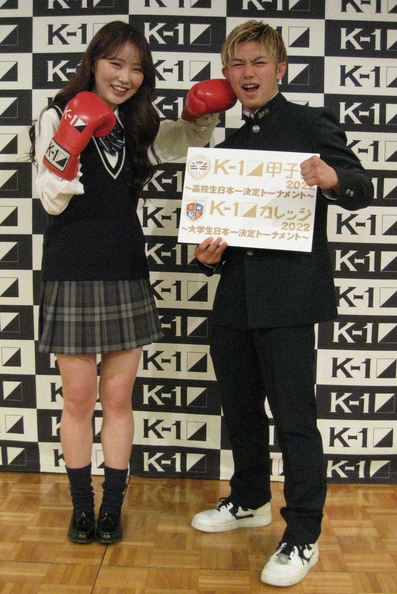 れあぱぴ（左）からパンチを食らう壬生狼一輝（撮影・吉池彰）